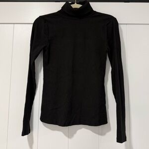 ✨ Old Navy Black Ribbed Turtleneck Top – Size M ✨